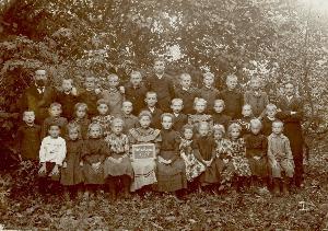 OK_1907_02_Personen_Pfarrgasse_Schule_Einschulung_1458383553_BNR255.jpg