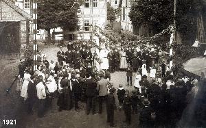 OK_1921_10_Personen_Pfarrgasse_Kirmes_keine_1374577070_BNR272.jpg