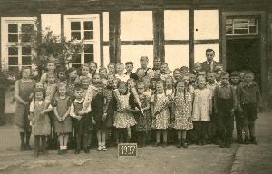 OK_1937_02_Personen_Pfarrgasse_Schule_Einschulung_542984_BNR257.jpg