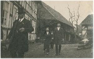 OK_1938_02_Personen_Pfarrgasse_Kirmes_keine_000735_BNR106.jpg