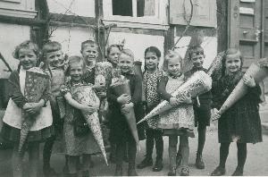 OK_1938_02_Personen_Pfarrgasse_Schule_Einschulung_000735_BNR114.jpg