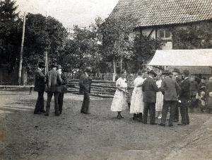 OK_1940_04_Personen_Pfarrgasse_Kirmes_keine_098636_BNR287.jpg