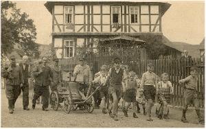 OK_1950_06_Personen_Kreisstrasse_Kirche_Arbeit_000735_BNR108.jpg