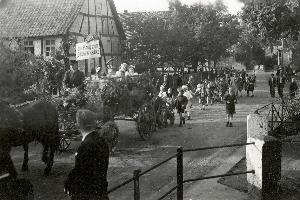 OK_1955_02_Personen_Kreisstrasse_Kirmes_keine_003453_BNR201.jpg