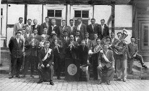 OK_1960_02_Personen_Kreisstrasse_Kirmes_Musikkapelle_003112_BNR187.jpg