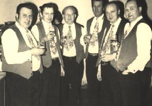 OK_1960_02_Personen_Pfarrgasse_Kirmes_Musikkapelle_192696_BNR221.jpg