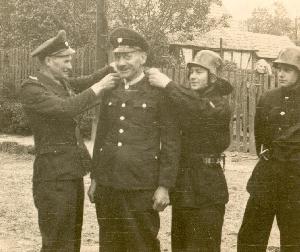 OK_1965_04_Personen_Pfarrgasse_Verein_Feuerwehr_1199999999_BNR287.jpg