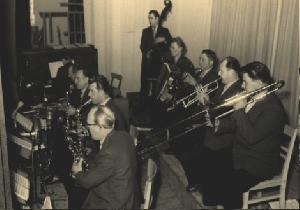 OK_1970_02_Personen_Pfarrgasse_Kirmes_Musikkapelle_192696_BNR229.jpg