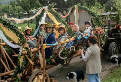 OK_1970_er-Jahre_Personen_Saal_Kirmes_coloriert_1792253797_BNR287.jpg