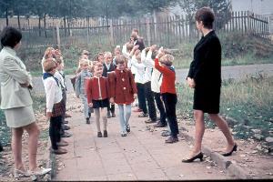 OK_1971_02_Personen_Kreisstrasse_Schule_Einschulung_196560_BNR264.jpg