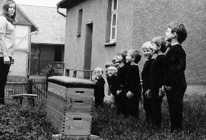 OK_1972_02_Personen_Kreisstrasse_Kindergarten_Arbeit_103921_BNR205.jpg