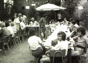 OK_1976_02_Personen_Pfarrgasse_Strassenfest_keine_192793_BNR231.jpg