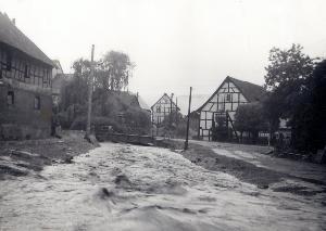 OK_1981_02_Gebaeude_Am-Bach_Bach_Unwetter_196069_BNR254.jpg