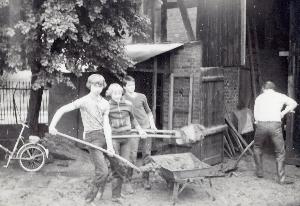 OK_1981_02_Personen_Am-Bach_Bach_Unwetter_196069_BNR258.jpg