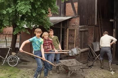 OK_1981_06_Personen_Wahlhausen_coloriert_Unwetter_1792182463_BNR258.jpg