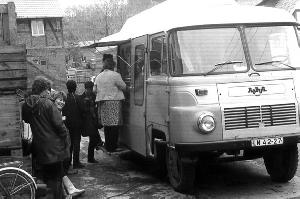 OK_1985_02_Personen_Kreisstrasse_Handel_keine_192793_BNR239.jpg
